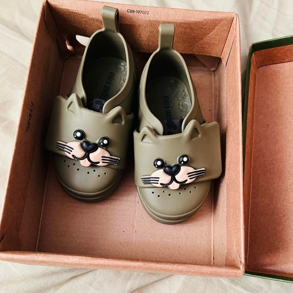 Mini Melissa Brand New Cat Shoes Size 5 (little girls)